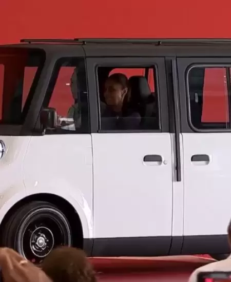 Claudia Sheinbaum manejando auto Olinia