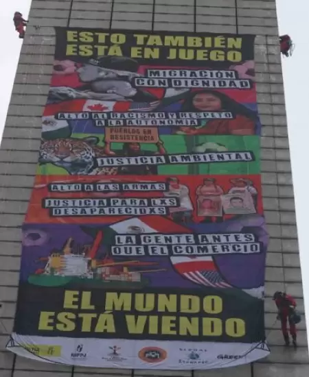 Acto de protesta en la Estela de Luz,