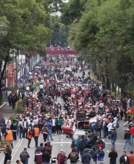 Secciones de la CNTE se alistan para ponerse en marcha hacia el estadio Azteca.