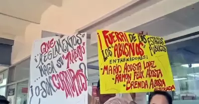 Exigen hagan efectiva orden de desalojo de academia de b�squetbol de cancha p�bl