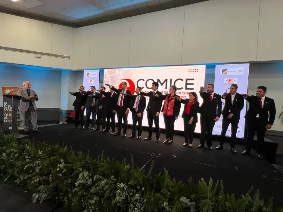 Toma protesta Julio C�sar Ur�as como presidente de COMICE TTR
