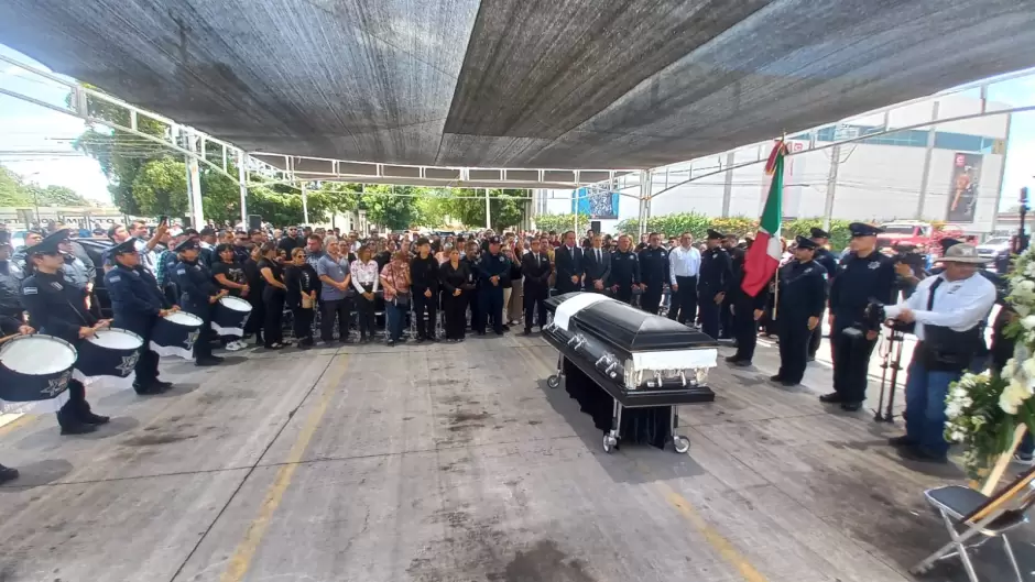 Despiden con honor al polic�a Luis Fernando Molina Avil�s.