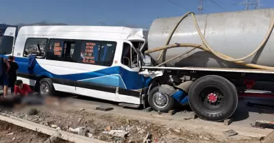 Choque entre transporte p�blico y pipa deja al menos 15 lesionados en el bulevar