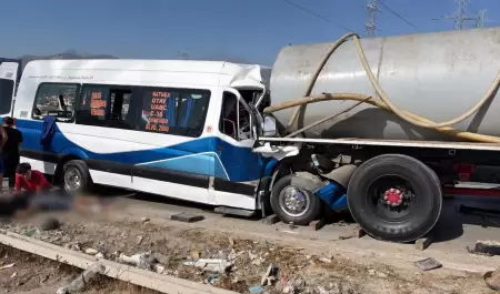 Choque entre transporte p�blico y pipa deja al menos 15 lesionados en el bulevar