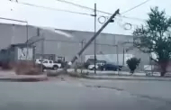 Cami�n de carga derrib� cables y dej� dos postes en riesgo de colapso