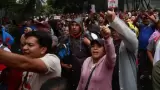Maestros de la CNTE a las afueras de la Secretar�a de Gobernaci�n