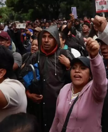 Maestros de la CNTE a las afueras de la Secretar�a de Gobernaci�n