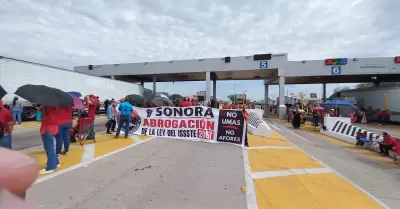 Maestros federales toman caseta de peaje al norte de Hermosillo