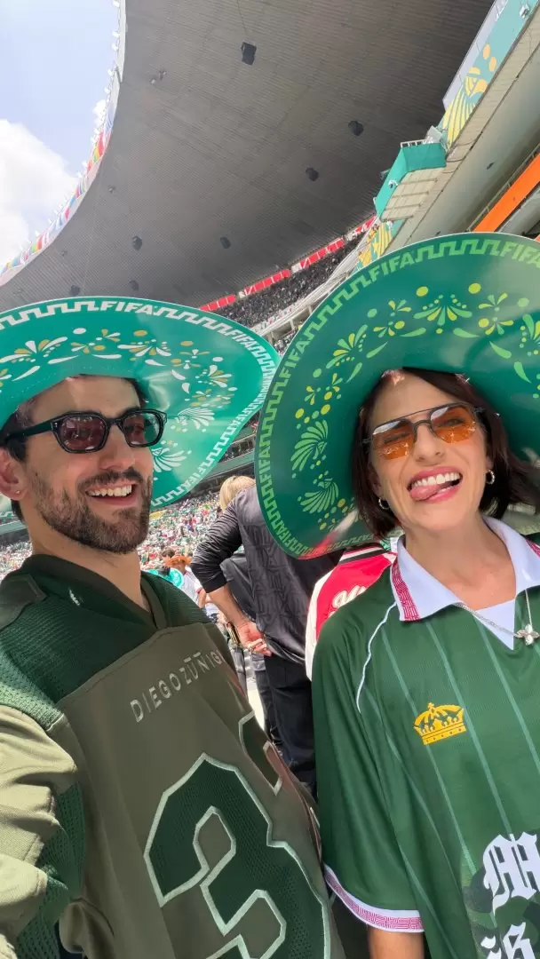 Karla Souza y Luis Gerardo M�ndez en el Estadio Ciudad de M�xico