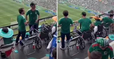 Aficionado en silla de ruedas se pone de pie durante partido inaugural