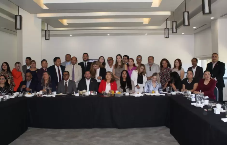 Fernando Maldonado Lamadrid asume presidencia del Cap�tulo San Quint�n del Colegio de Abogados Constitucionalistas