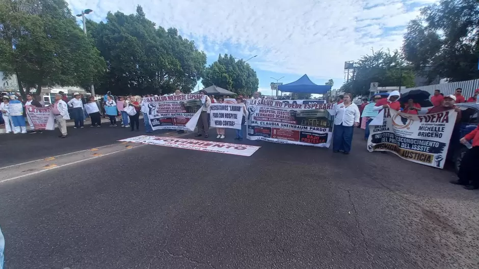 Bloqueo frente al Hospital Fernando Ocaranza, del Issste