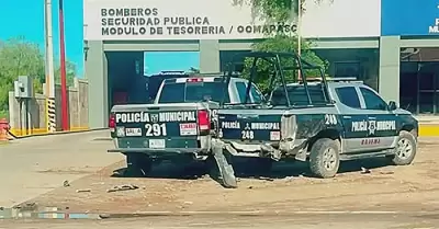 Mujer choca contra patrullas estacionadas