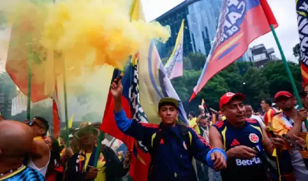 Colombianos desatan carnaval futbolero en el �ngel