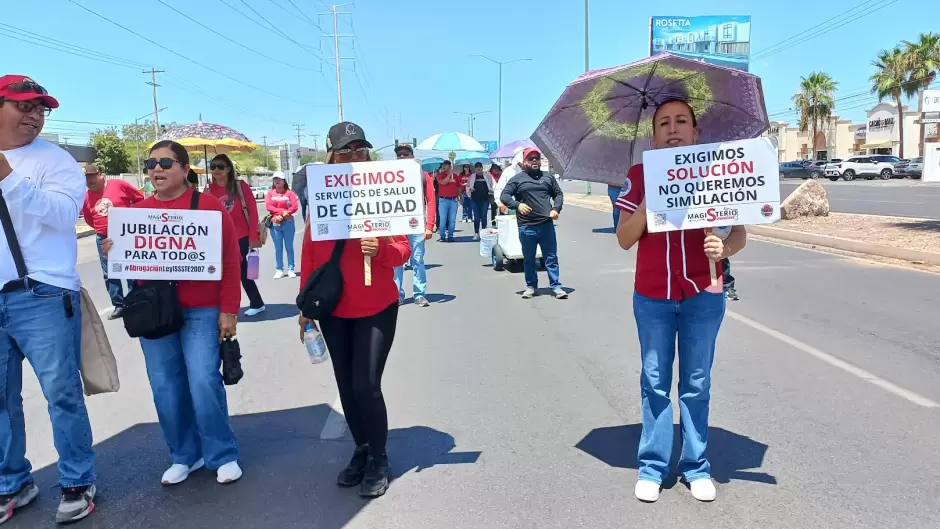 Marcha en Hermosillo de docentes federalizados
