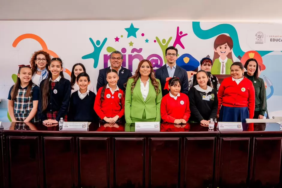 Claudia Agat�n toma protesta a Viviana Victoria Gonz�lez Bueno, presidenta municipal por un d�a