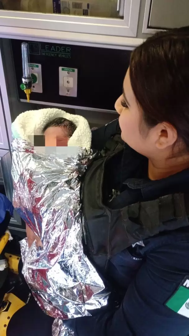 Beb� nace con apoyo de polic�as durante traslado de emergencia