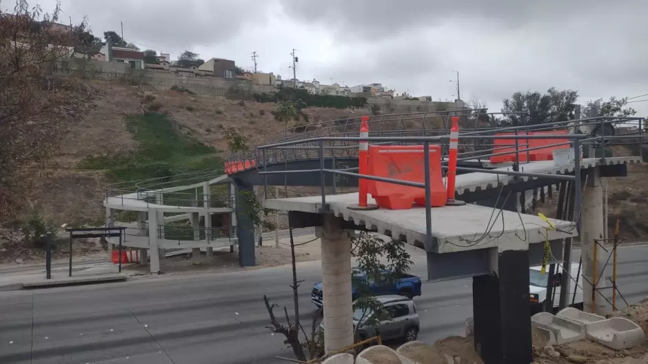Puente peatonal en construcci�n sobre el bulevar Rosas Magall�n