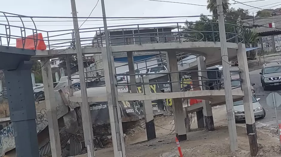 Puente peatonal en construcci�n sobre el bulevar Rosas Magall�n