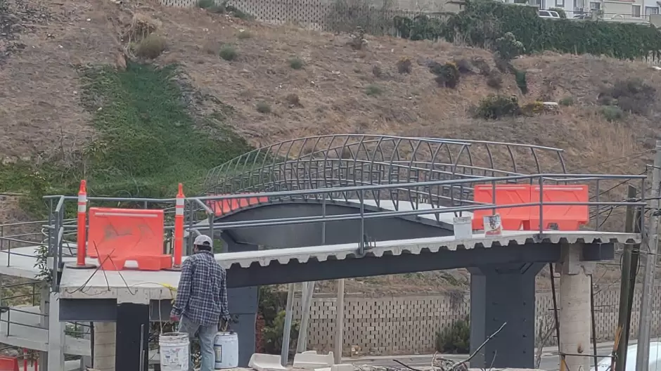 Puente peatonal en construcci�n sobre el bulevar Rosas Magall�n