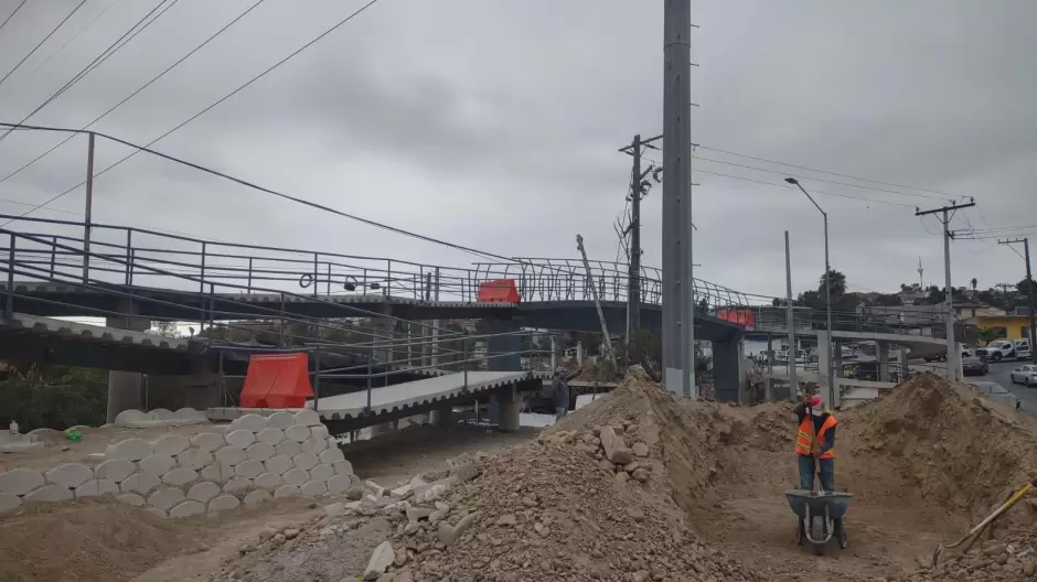 Puente peatonal en construcci�n sobre el bulevar Rosas Magall�n