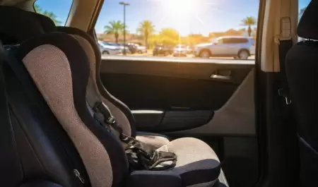 Dejar personas dentro de autos bajo el calor