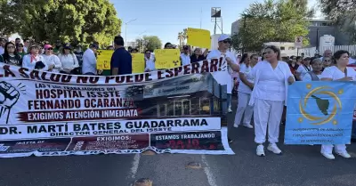 Bloqueo en el bulevar Morelos por personal y derechohabientes del hospital del I