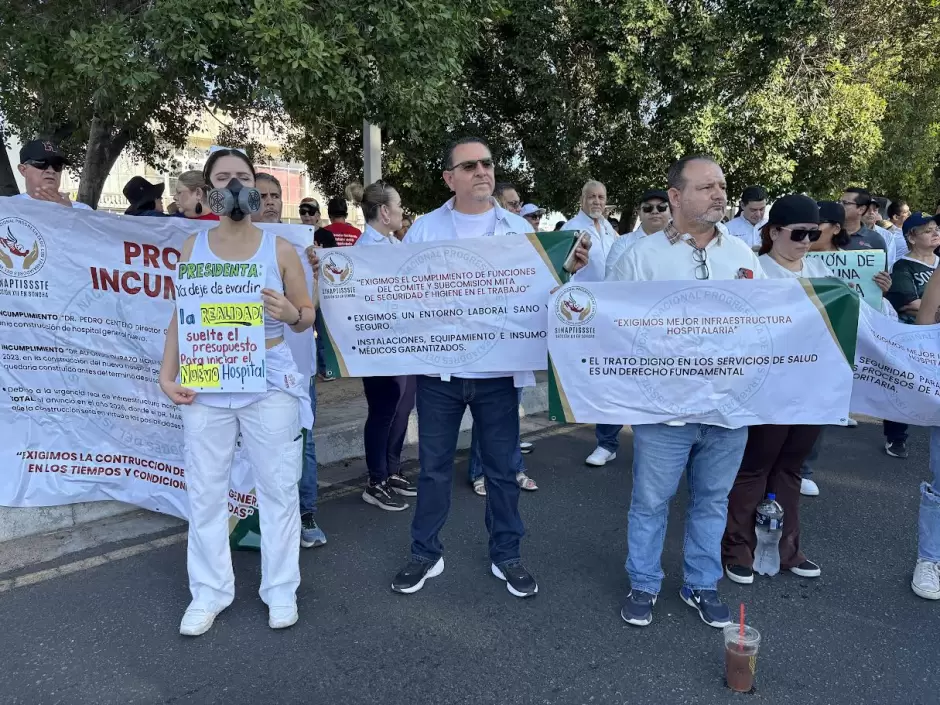 Bloqueo en el bulevar Morelos por personal y derechohabientes del hospital del Issste