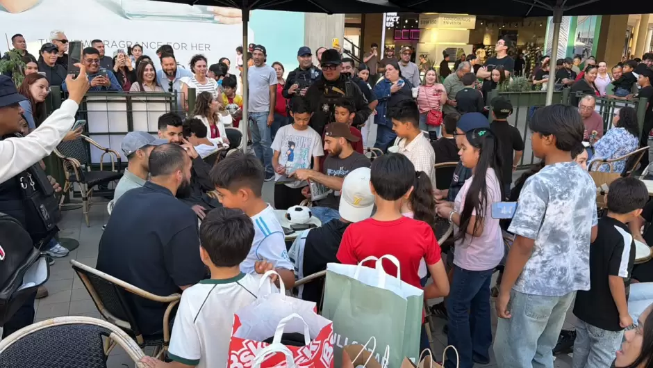 Por fin, cara a cara: el Team Melli convive con la afici�n tijuanense tras d�as de restricciones