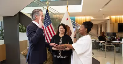 Newsom toma protesta a Tomiquia Moss como secretaria de Vivienda