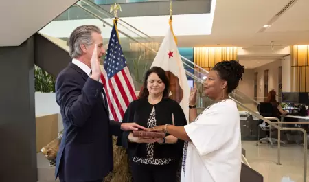 Newsom toma protesta a Tomiquia Moss como secretaria de Vivienda
