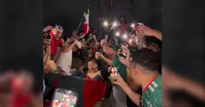 Aparatosa ca�da en carrito de supermercado durante festejos por triunfo de M�xic