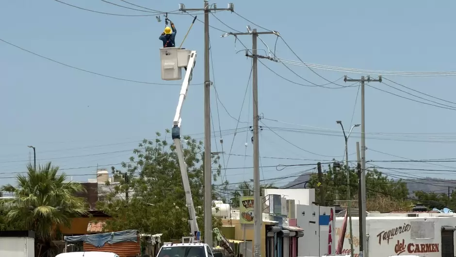 Trabajadores de CFE realizan reparaciones