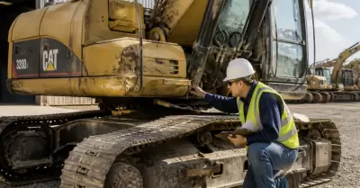 Inspeccionando maquinaria de construcci�n