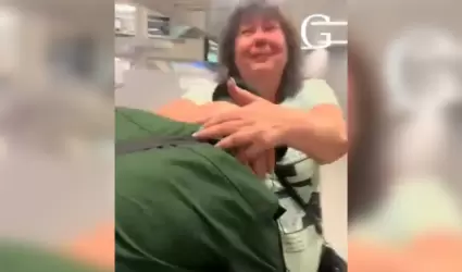 Soldado reencuentra primero a su novia y deja esperando a su madre