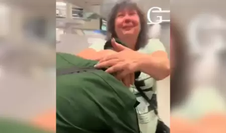 Soldado reencuentra primero a su novia y deja esperando a su madre