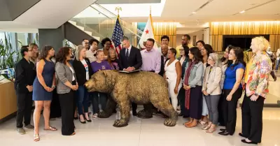 Newsom promulga ley para que grandes corporaciones contribuyan al financiamiento
