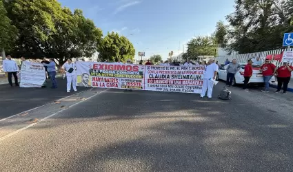 Trabajadores y derechohabientes del Issste realizan un bloqueo vial en el buleva