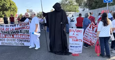 Trabajadores y derechohabientes del Issste realizan un bloqueo vial en el buleva