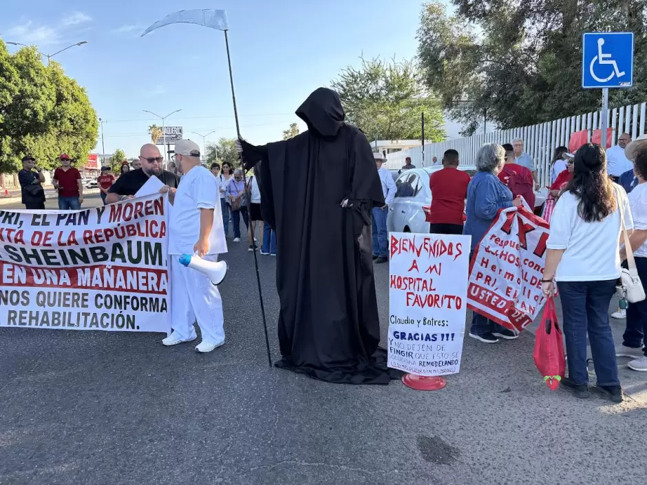 Trabajadores y derechohabientes del Issste realizan un bloqueo vial en el bulevar Morelos
