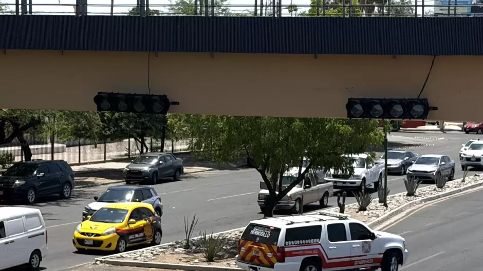 Sem�foros en puente del bulevar Luis Encinas