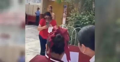 Pap� llega vestido de Dr. Simi a la graduaci�n de su hija y conmueve en redes