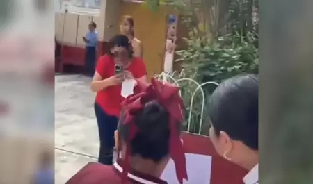 Pap� llega vestido de Dr. Simi a la graduaci�n de su hija y conmueve en redes