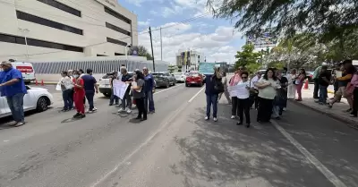 Bloqueo vial de trabajadores del CREE