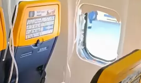 Pasajero sobrevive tras ser parcialmente succionado cuando una ventanilla se des