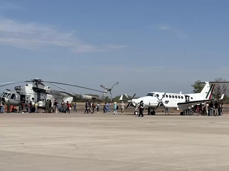 Exhibici�n a�rea y equipo militar re�nen a familias en la Base A�rea de Hermosillo