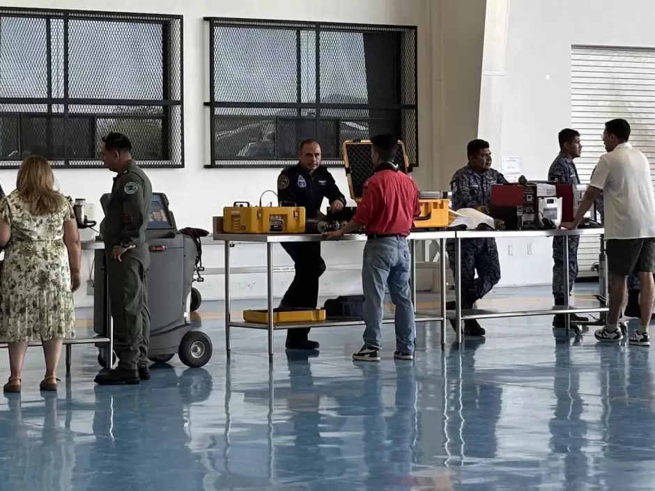 Exhibici�n a�rea y equipo militar re�nen a familias en la Base A�rea de Hermosillo