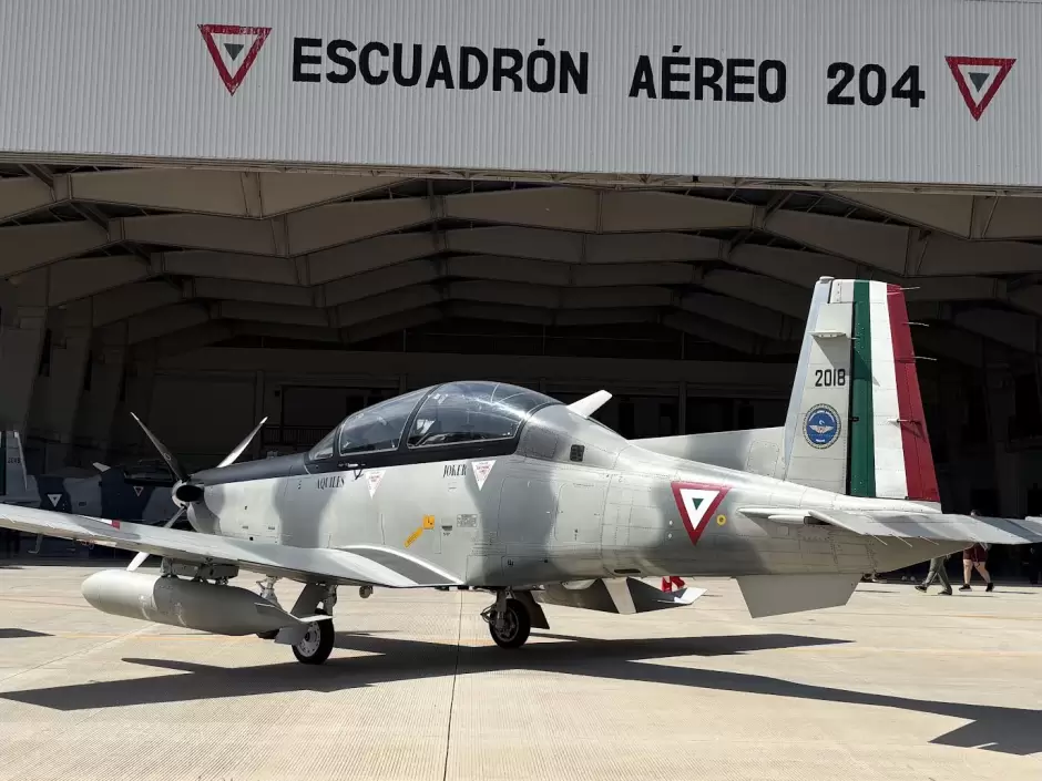 Exhibici�n a�rea y equipo militar re�nen a familias en la Base A�rea de Hermosillo