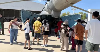 Exhibici�n a�rea y equipo militar re�nen a familias en la Base A�rea de Hermosil