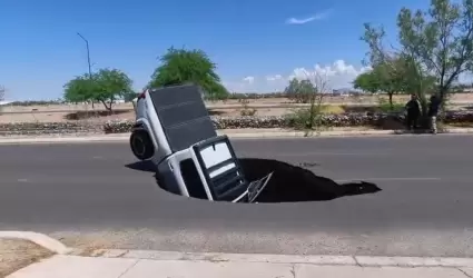 Veh�culo cae en socav�n